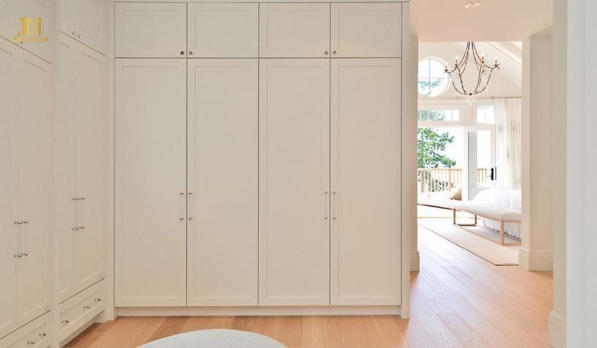 Tủ quần áo kịch trần giúp tận dụng không gian trống để lưu trữ thêm đồ của gia đình