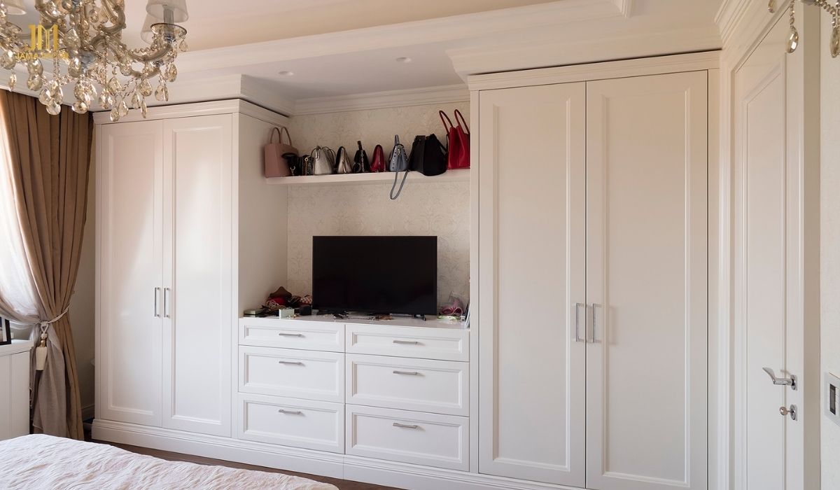 Tủ áo kết hợp với kệ trang trí giúp tiết kiệm diện tích và tạo nên vẻ đẹp hiện đại, sang trọng cho phòng ngủ