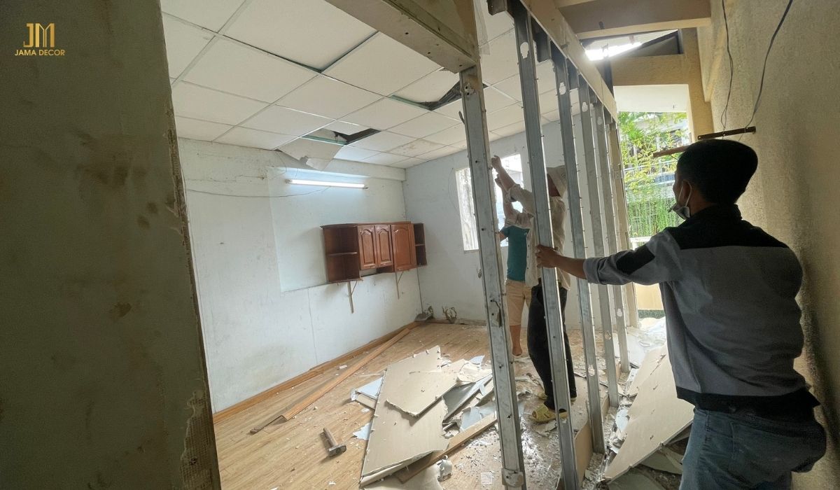 Tháo gỡ và thay mới trần nhà đã cũ