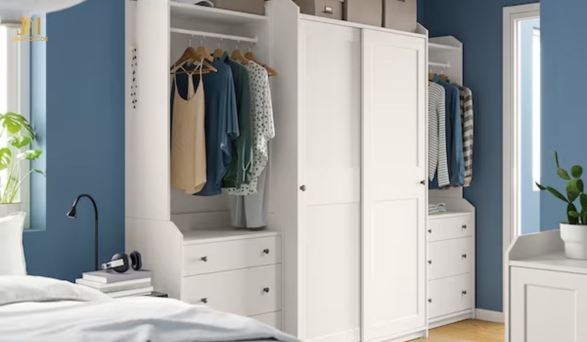 Tủ có các ngăn chứa bên cạnh, cung cấp không gian sắp xếp tiện lợi cho các phụ kiện thời trang khác