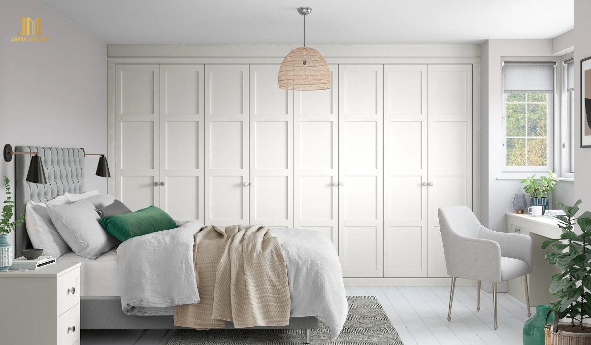 Tủ âm tường gỗ công nghiệp nhiều cánh với màu trắng tinh tế