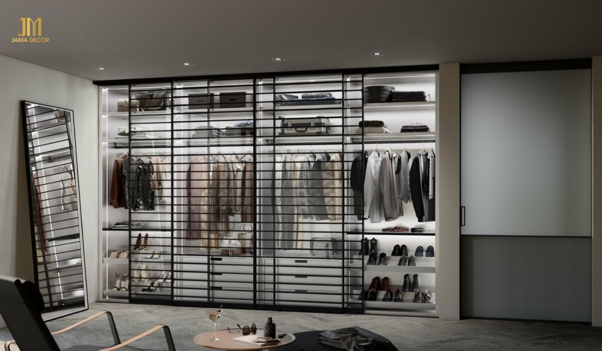 Tủ âm tường mặt kính trong suốt được thiết kế nhiều ngăn khác nhau giúp bạn có thể dễ dàng phân loại đồ đạc và quần áo