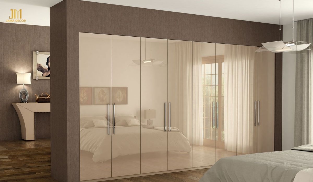 Tránh sử dụng dung dịch chứa chất tẩy mạnh có thể làm hại đến bề mặt kính của tủ