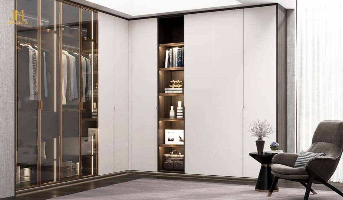 Mẫu tủ quần áo cánh kính cửa mở được thiết kế âm trần, giúp tiết kiệm diện tích