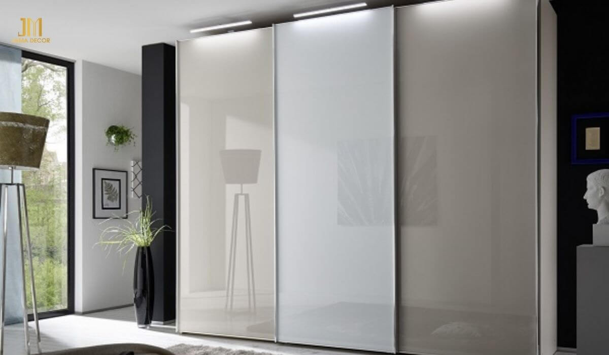 Vệ sinh tủ quần áo thường xuyên đúng cách giúp duy trì tủ luôn sạch sẽ và kéo dài tuổi thọ sử dụng