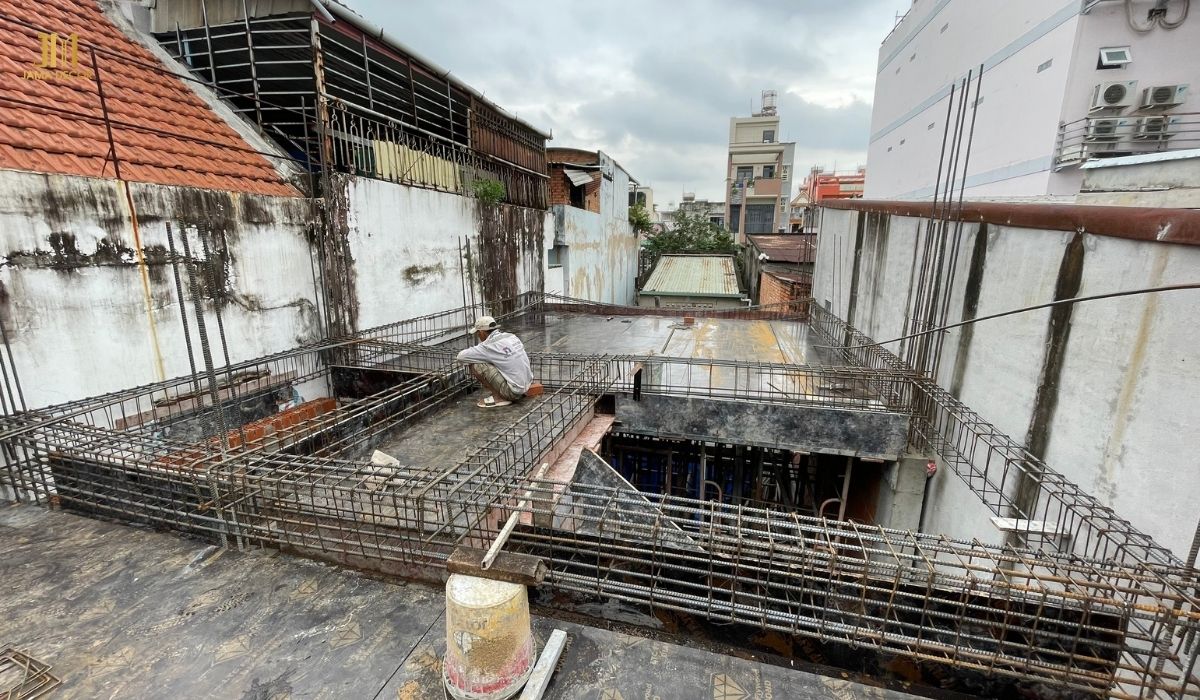 Đầu tiên sẽ làm khung thép sau đó đổ bê tông lên để làm sàn