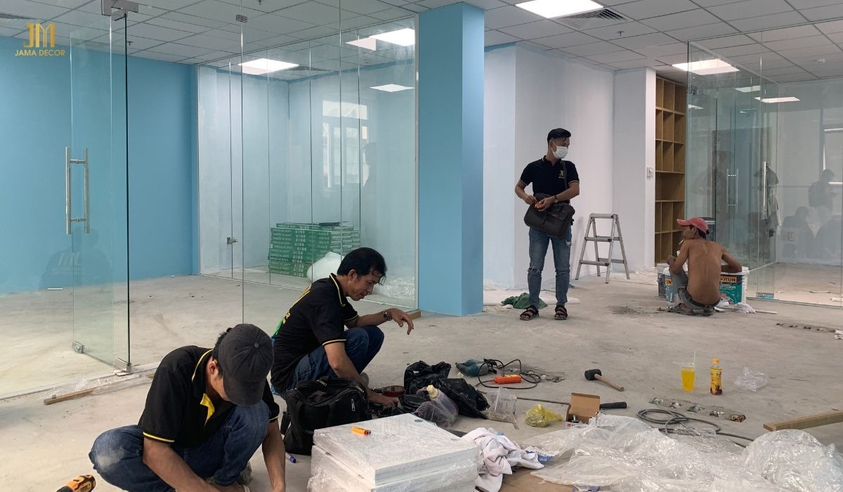 Nhân viên JAMA thực hiện cải tạo lại văn phòng 