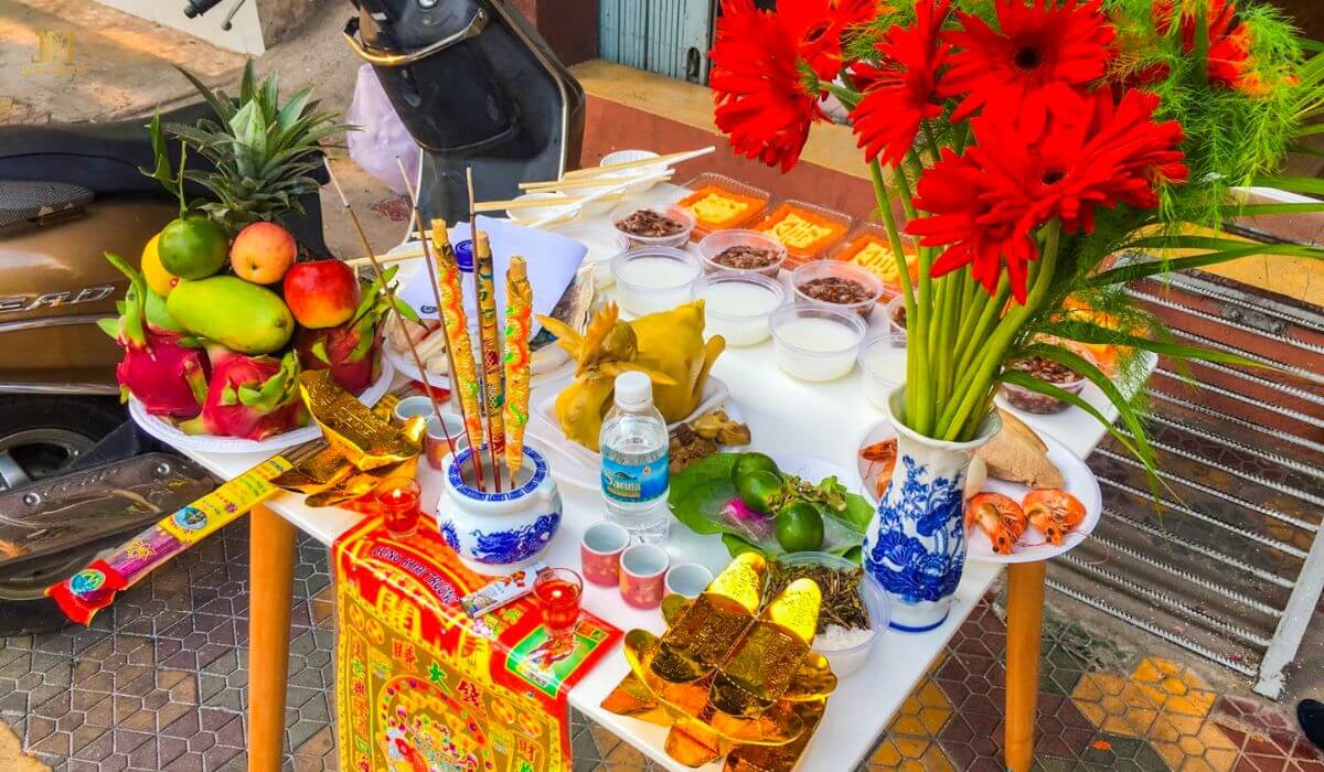 mâm cúng cải tạo cần đặt trước nhà, hoặc giữa nhà, giữa công trình cải tạo