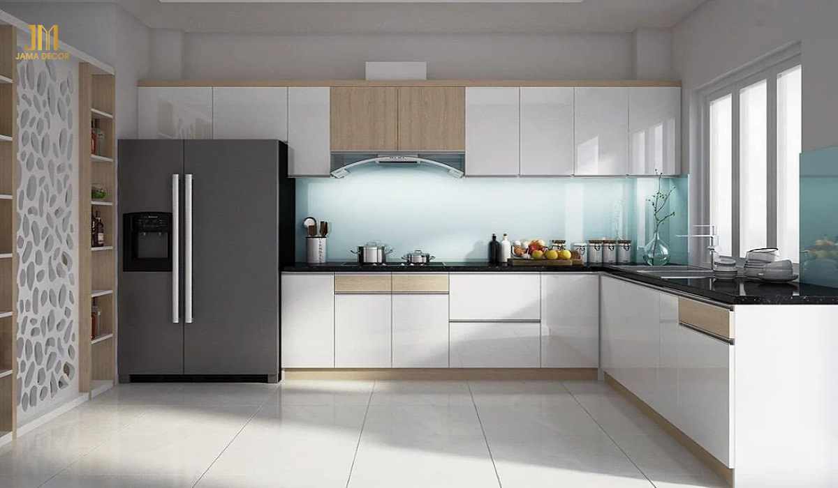 Kệ trưng bày các loại rượu giúp tạo điểm nhấn trong không gian bếp