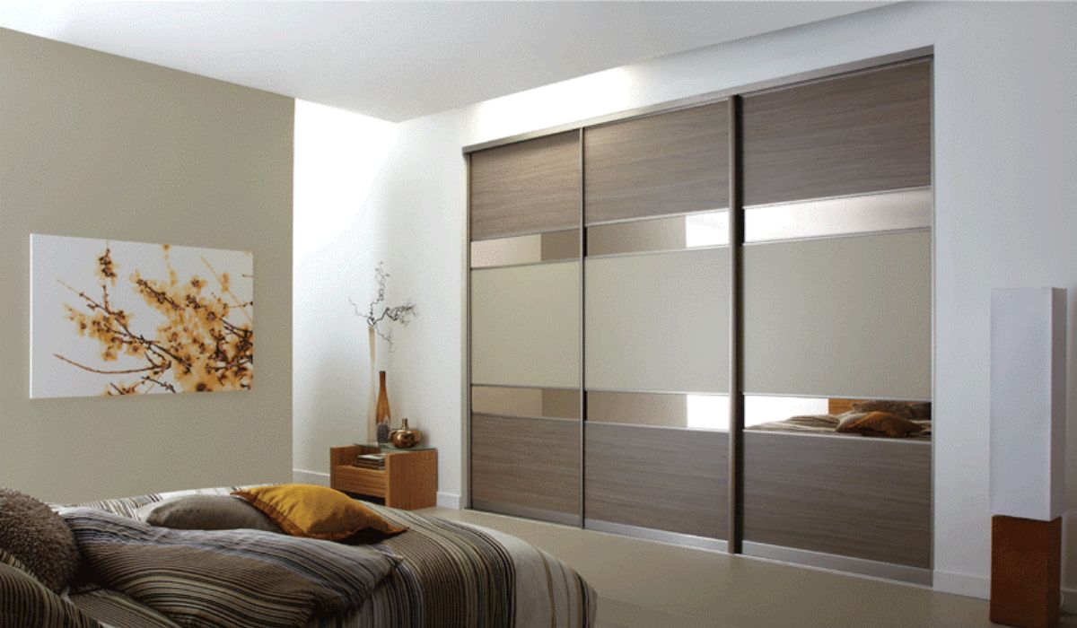 Bạn dễ dàng đẩy cửa tủ quần áo cánh lùa và tìm kiếm trang phục