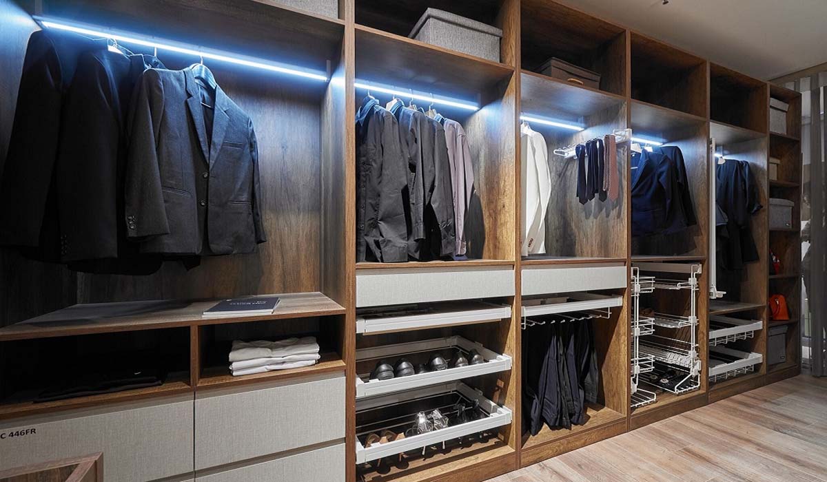 Mẫu tủ có trang bị hệ thống đèn LED giúp tăng sự sang trọng, đẳng cấp