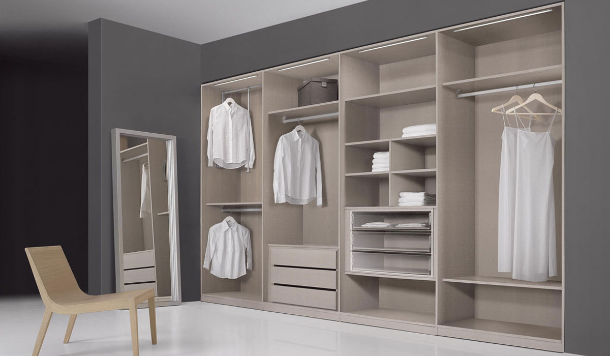 Tránh được tình trạng quần áo bị bám bụi hoặc ấm mốc khi có tủ quần áo thiết kế thông minh