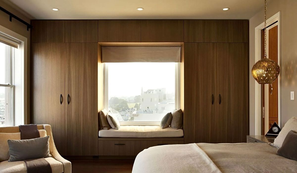 Tủ quần áo thông minh quanh cửa sổ là một giải pháp tiện lợi và đa năng cho các không gian nhỏ hẹp