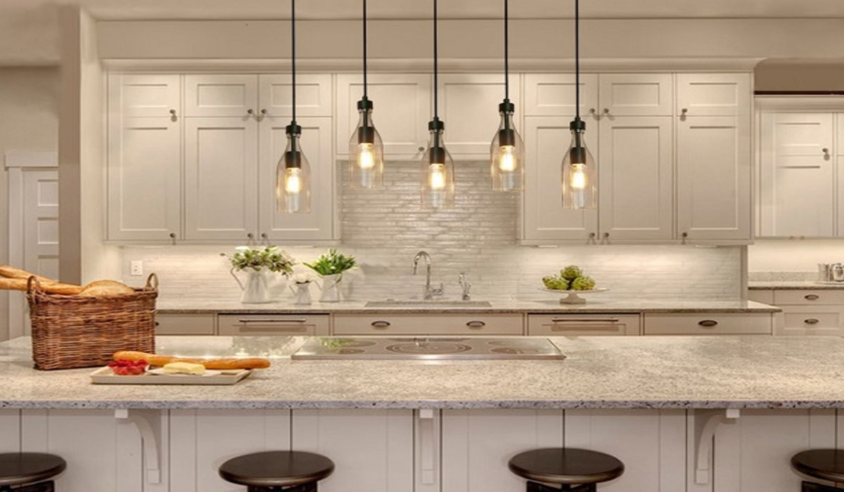 Kết hợp sử dụng các mẫu đèn treo để tạo ra ánh sáng và màu sắc ấm áp trong căn bếp