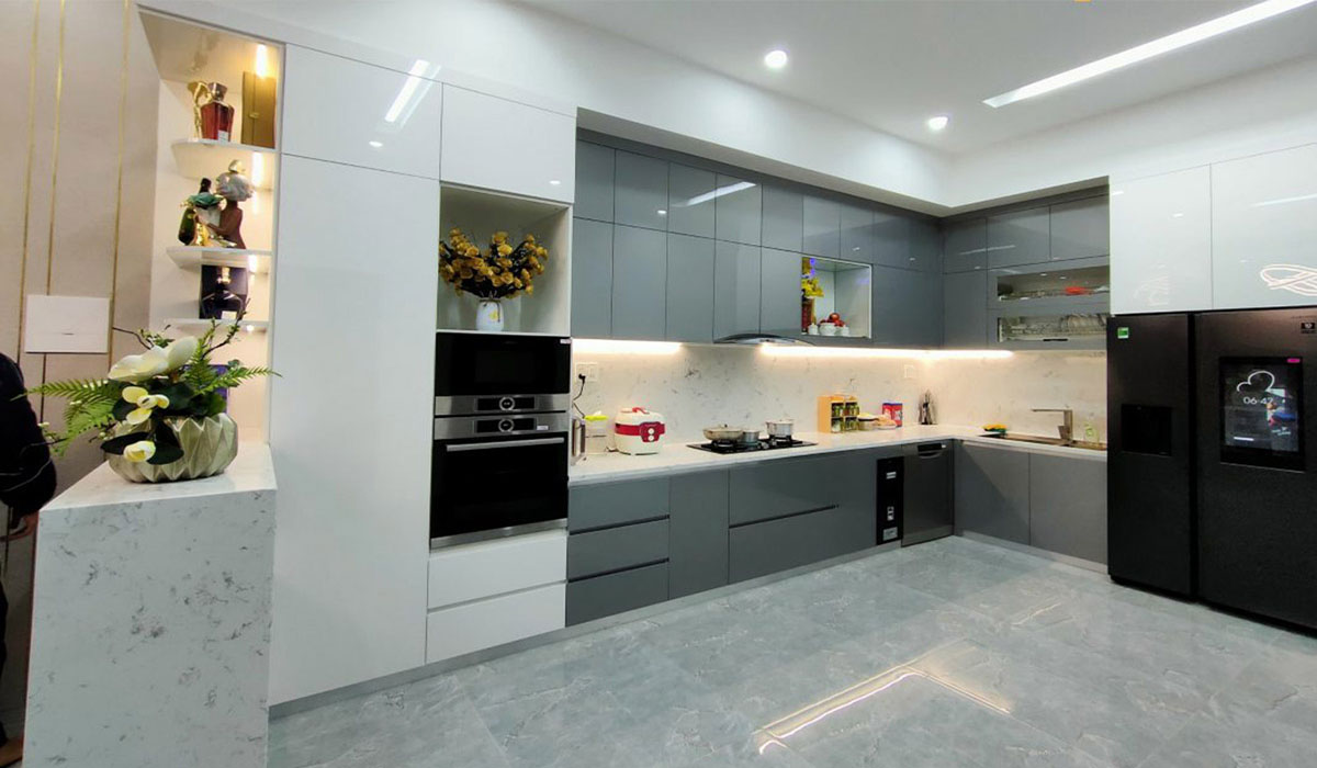 Mẫu bếp chung cư chữ L tận dụng không gian góc hiệu quả