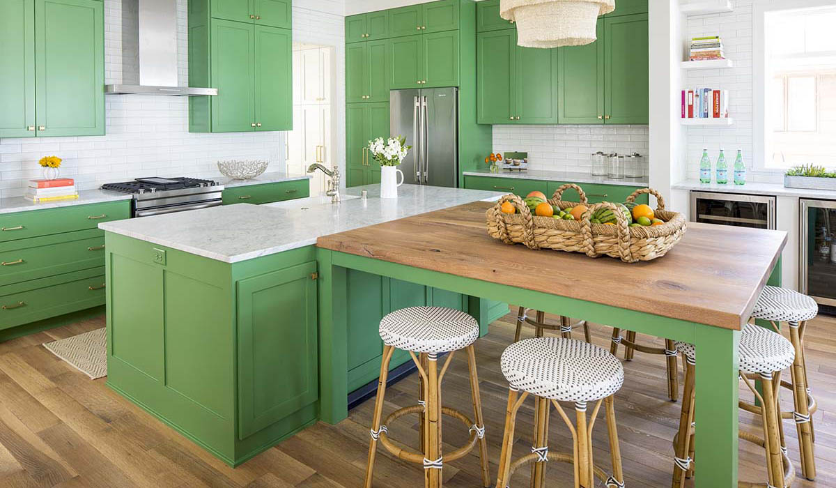 Không gian bếp thoáng đãng với gam màu tươi sáng