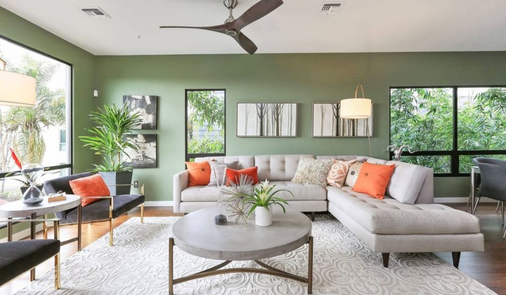 Mẫu phòng khách nhà vuông với gam màu xanh mát mẻ