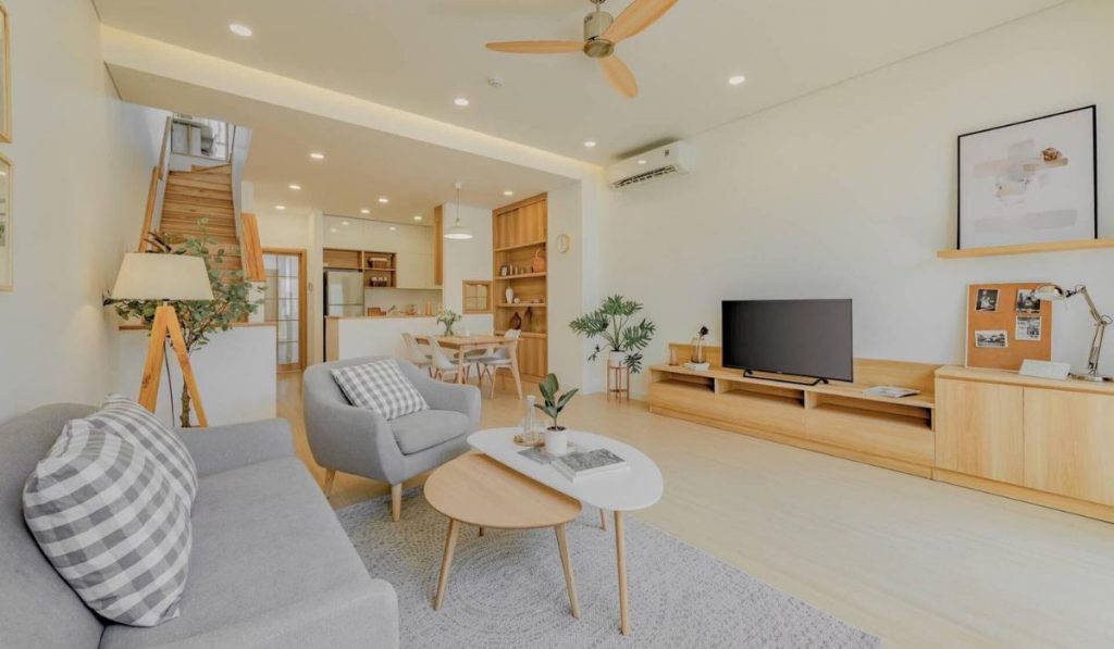 Khéo léo lựa chọn nội thất phòng khách bằng gỗ sáng màu, đơn giản sẽ giúp không gian phòng khách gọn gàng, ngăn nắp hơn