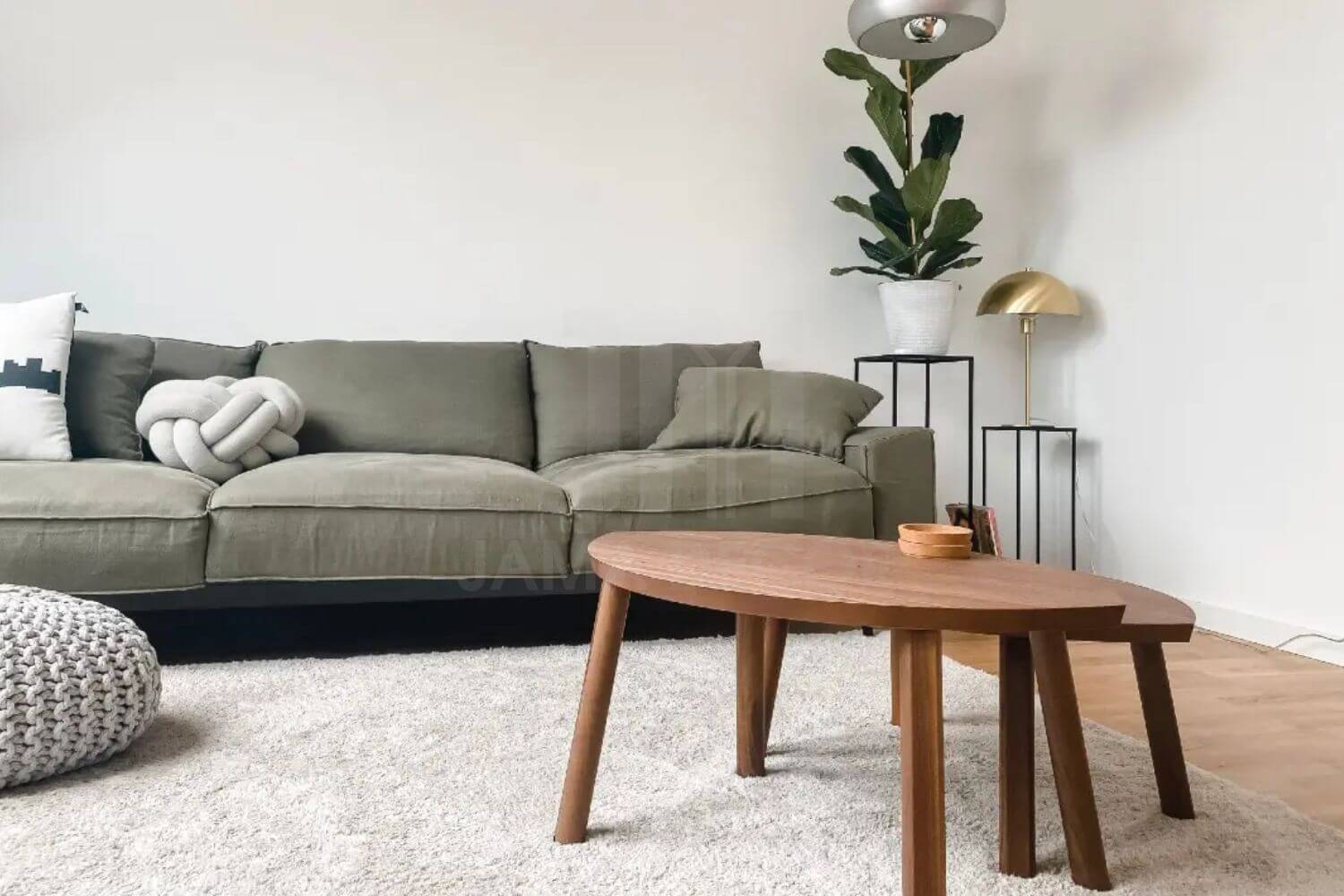 Những món phụ kiện trang trí nội thất mang phong cách Japandi có tạo hình khá lạ mắt, với gam màu lạnh tối giản