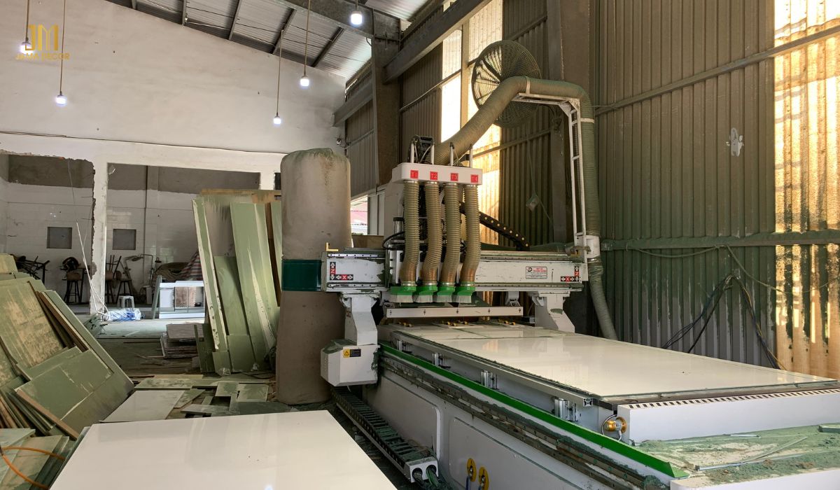 máy CNC trong xưởng gỗ
