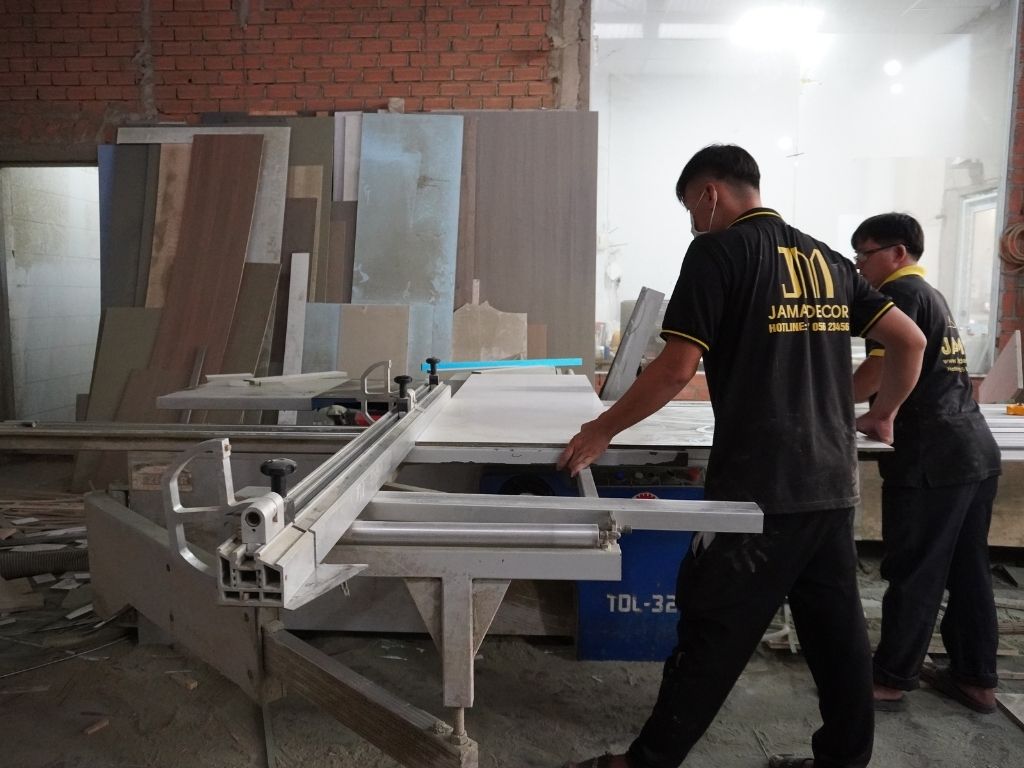 Xưởng sản xuất nội thất gỗ công nghiệp theo yêu cầu 7 máy xẻ gỗ tại xưởng nội thất JAMA