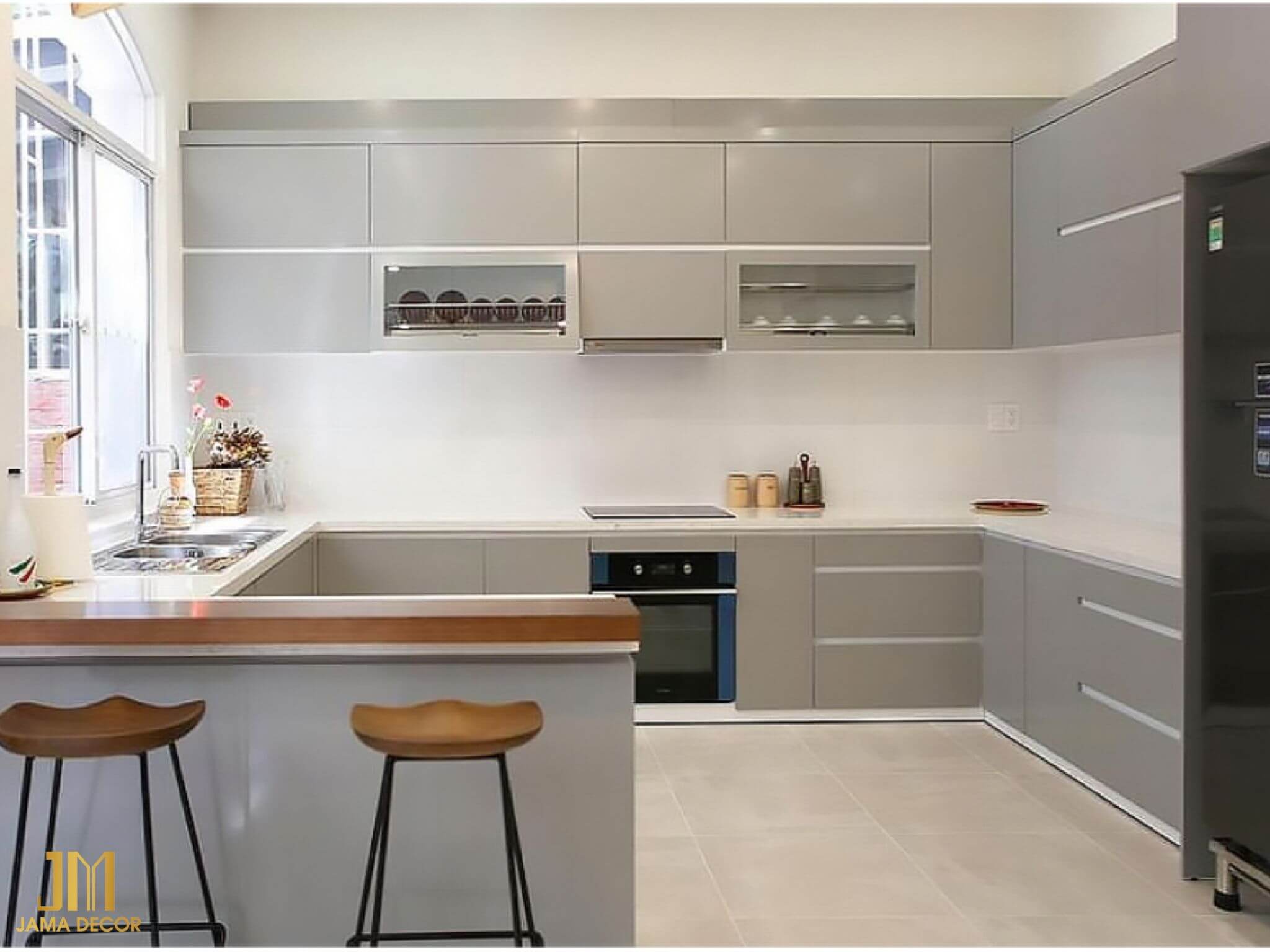 100+ mẫu phòng bếp nhà cấp 4 đẹp, hiện đại, tiết kiệm 54 bếp chữ U kết hợp bàn đảo bếp màu xám hiện đại