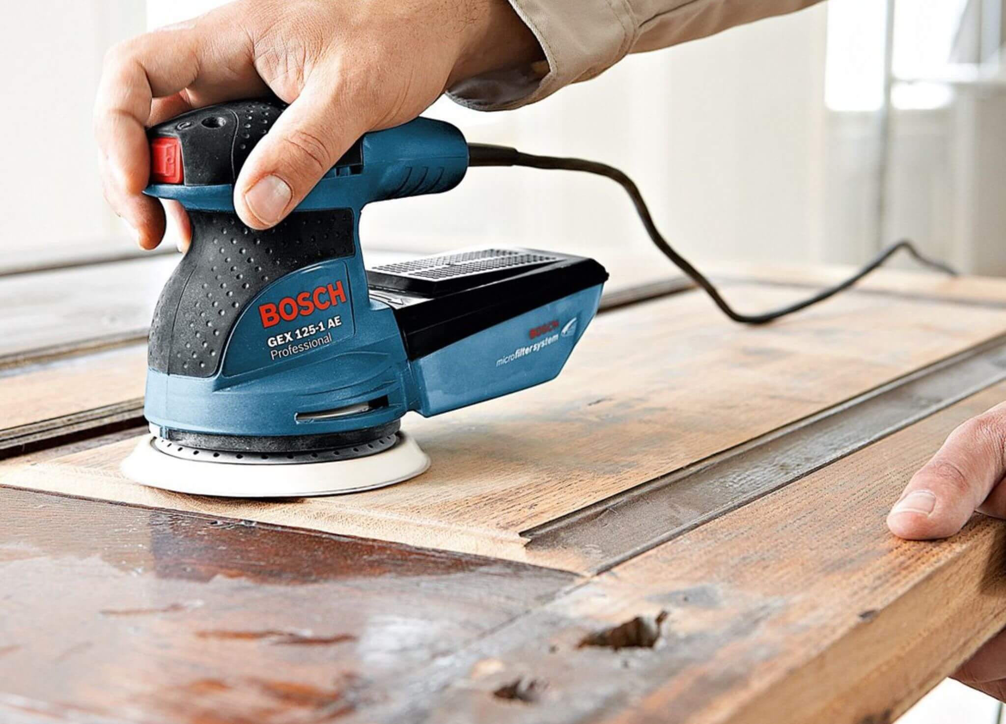 Quy trình sơn gỗ công nghiệp chi tiết tại Nội Thất JAMA 13 Chà nhám bề mặt gỗ trước khi phun sơn