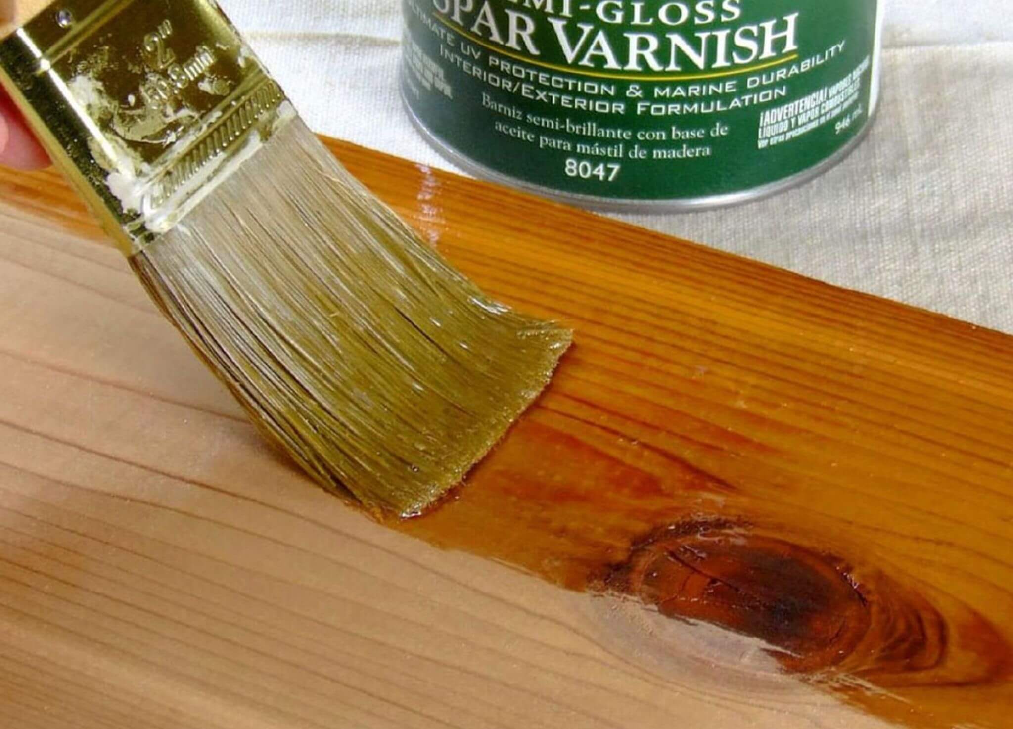 Quy trình sơn gỗ công nghiệp chi tiết tại Nội Thất JAMA 10 Quét cọ sơn bề mặt gỗ công nghiệp