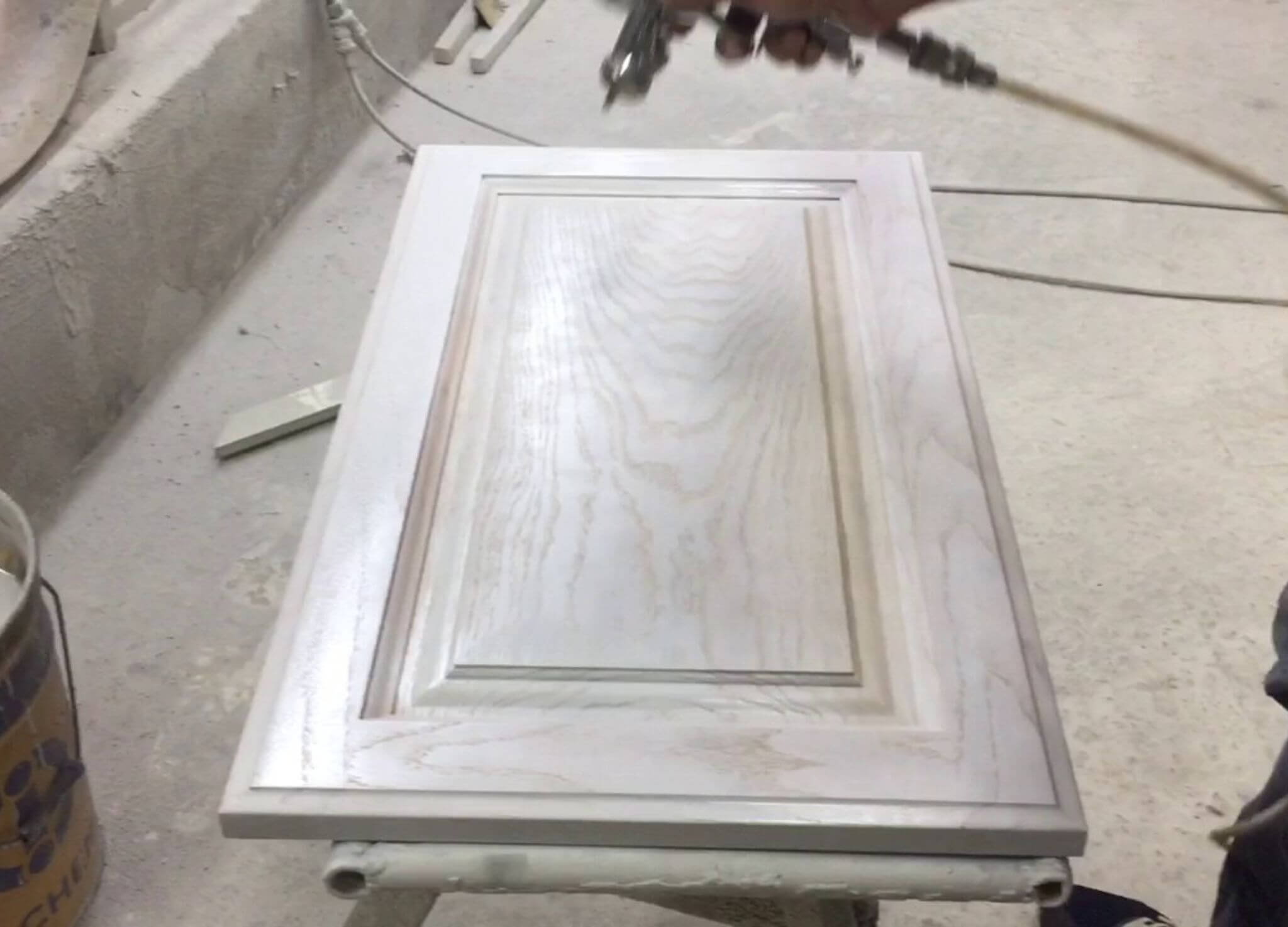 Quy trình sơn gỗ công nghiệp chi tiết tại Nội Thất JAMA 12 Phun sơn tấm cửa gỗ công nghiệp