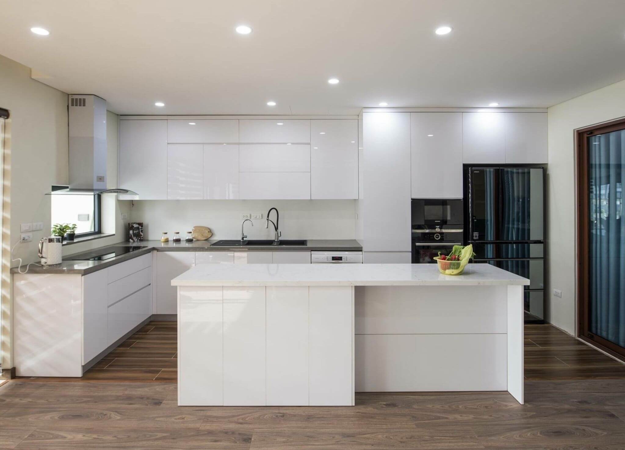 Gỗ nhựa Picomat là gì? Ứng dụng của tấm gỗ nhựa PVC trong nội thất 25 Hệ tủ bếp trên sử dụng nhựa Picomat Acrylic trắng tính tế