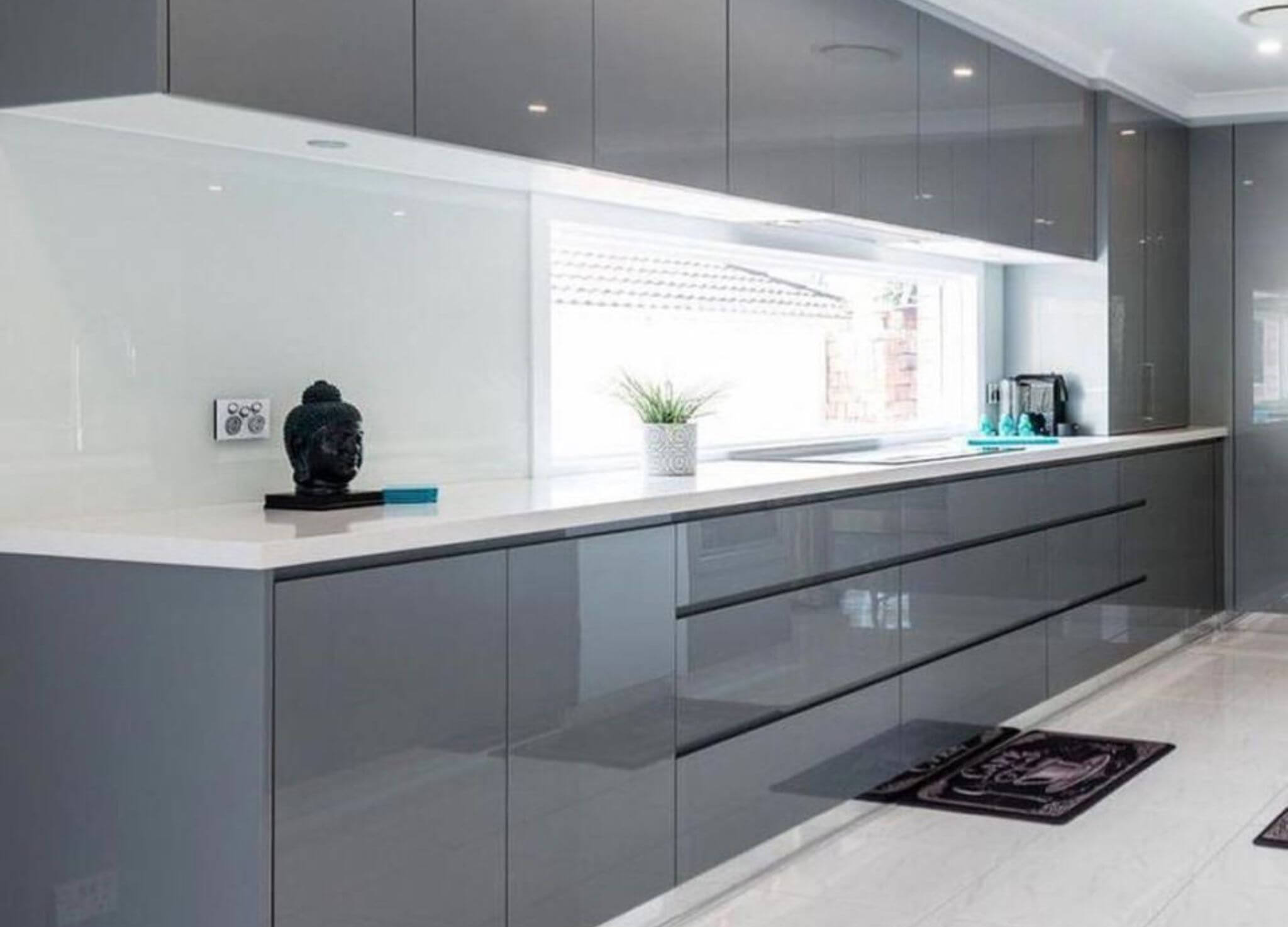 Gỗ nhựa Picomat là gì? Ứng dụng của tấm gỗ nhựa PVC trong nội thất 23 Tủ bếp Picomat Acrylic xám phù hợp cho không gian căn hộ