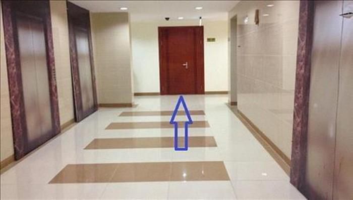 hành lang nhìn thẳng vào nhà 