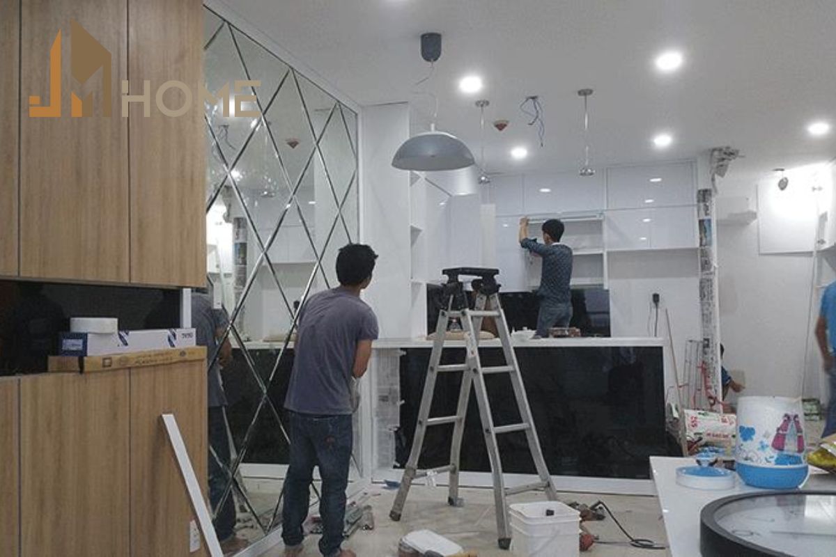 Tiến hành thi công tháo dỡ các phần đã xuống cấp, cần cải tạo