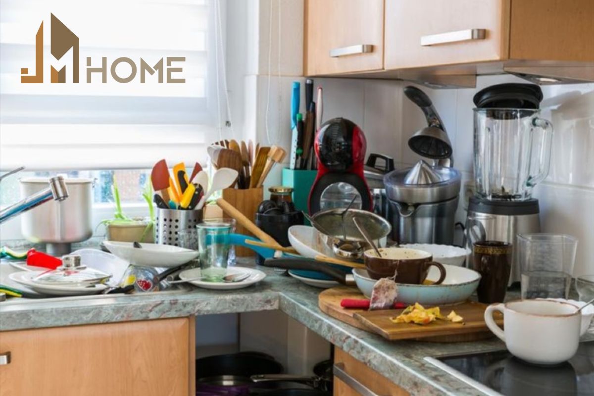 Sắp xếp đồ dùng lộn xộn khiến căn bếp trở nên chật chội, mất mỹ quan