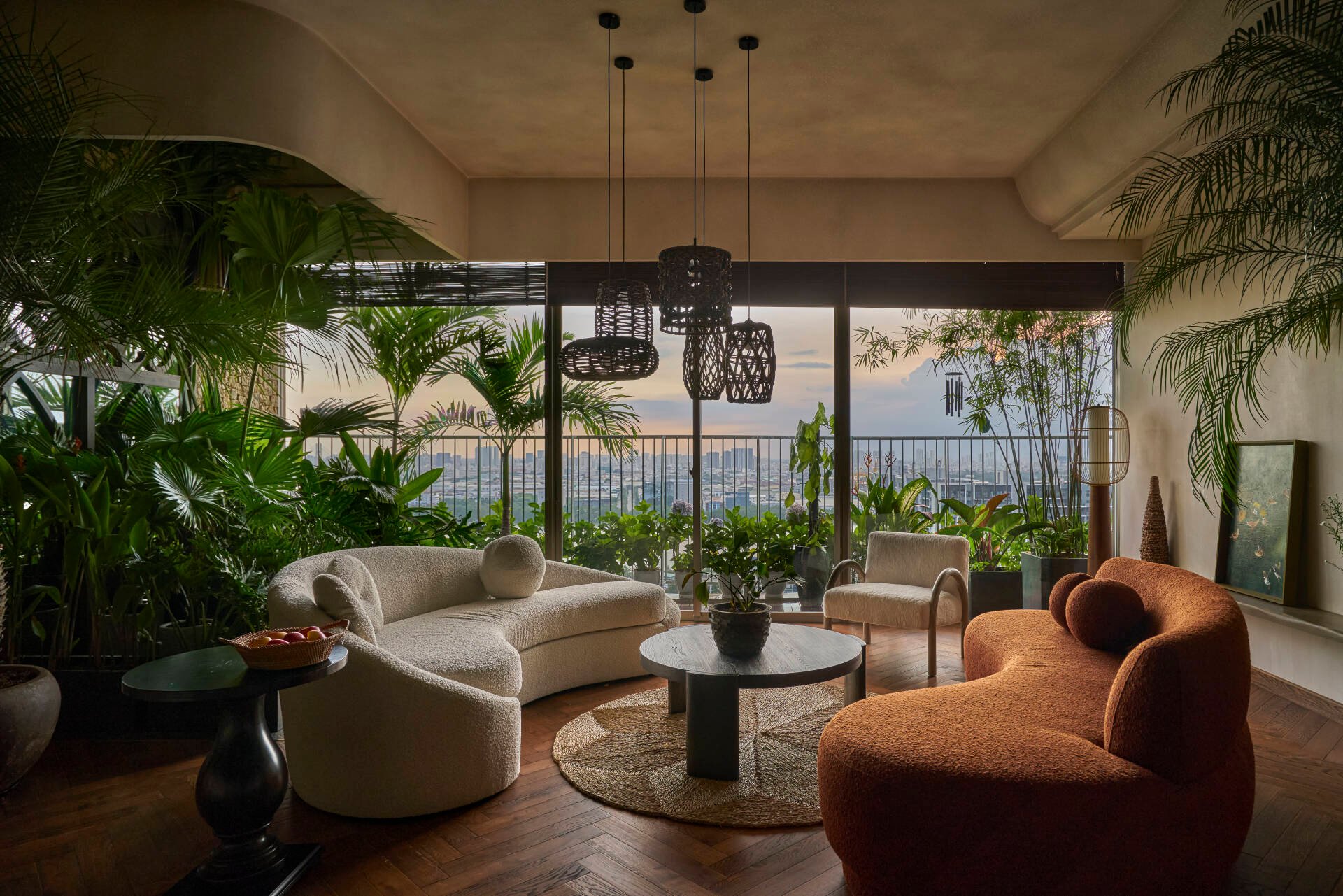 5 phong cách cải tạo nhà phố đẹp, hiện đại 2025 10 Cải tạo nhà phố phong cách nhiệt đới xanh mát