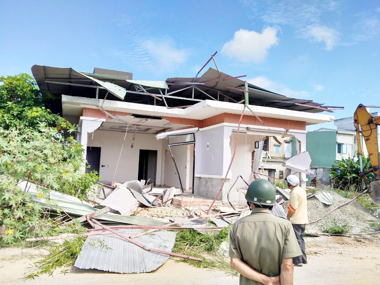 Nhiều hộ dân buộc phải tháo dỡ phần công trình xây dựng không phép sau khi bị xử phạt theo nghị định mới