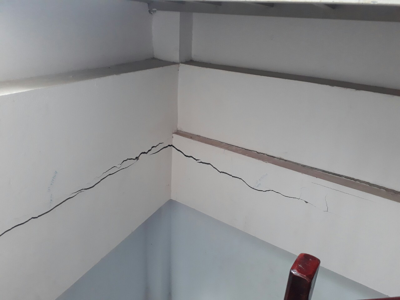 Xử lý vết nứt bằng vật liệu chuyên dụng giúp ngăn thấm và bảo vệ kết cấu tường