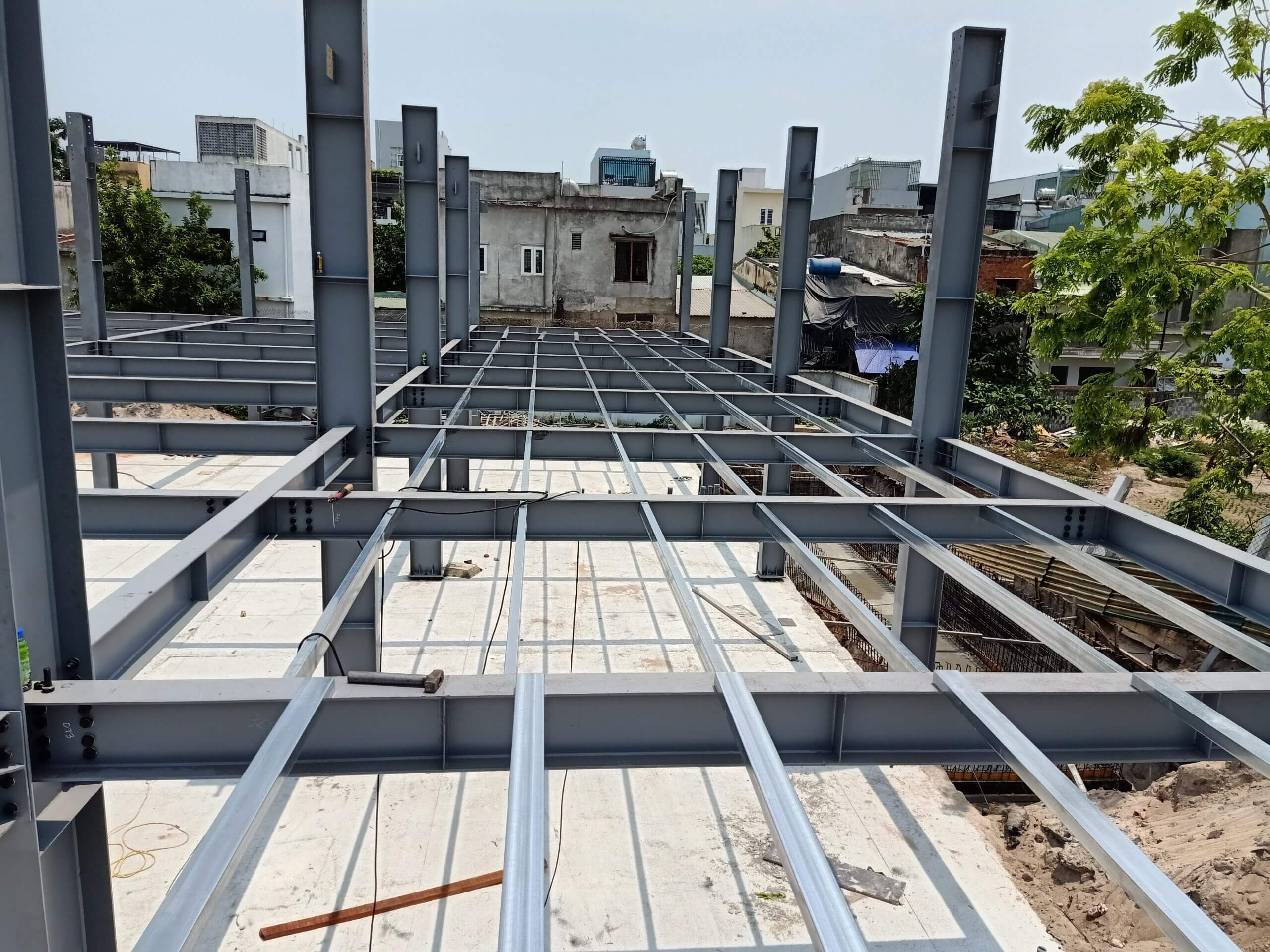 So sánh vật liệu nhẹ thi công sàn nhà: Cemboard, Deck và Panel