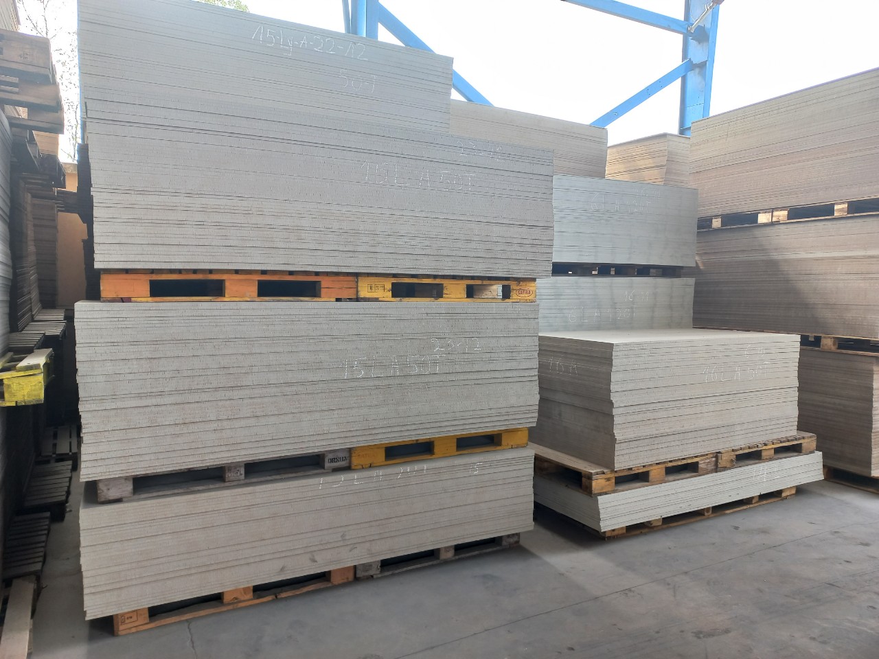 So sánh ưu nhược điểm Cemboard – Deck – Panel khi thi công sàn nhẹ