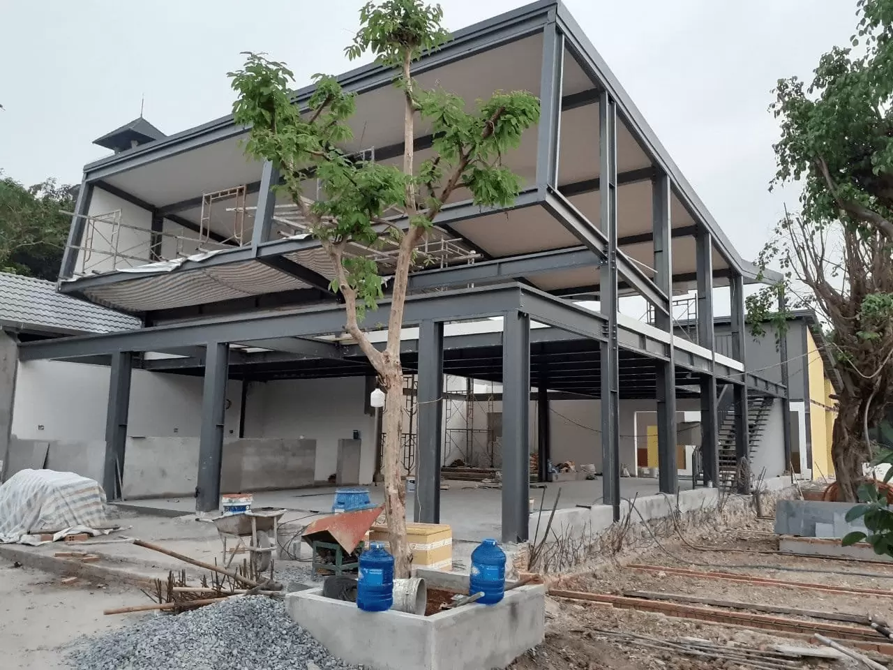 Hướng dẫn chi tiết nâng mái và làm gác lửng nhà cấp 4 5 Thi công khung mái và sàn gác lửng vững chắc